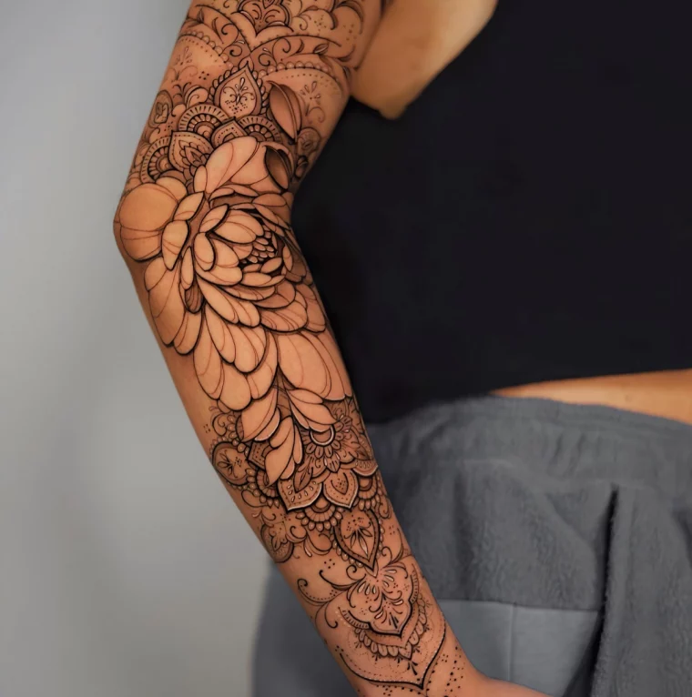 dessin bras tatouage femme mandala fleurs details ornementaux