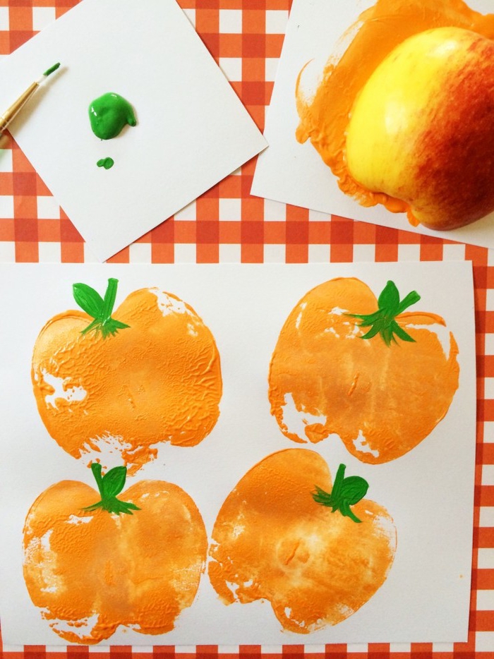 comment créer des dessins d'halloween faciles et rapides avec des tampons en fruits diy, pinterest bricolage original pour occuper les enfants