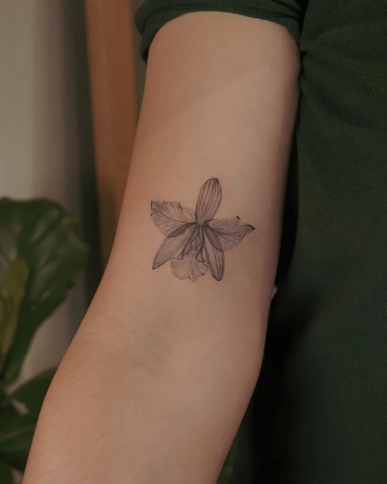 dessin de fleur realiste encre peau art corporel tatouage femme