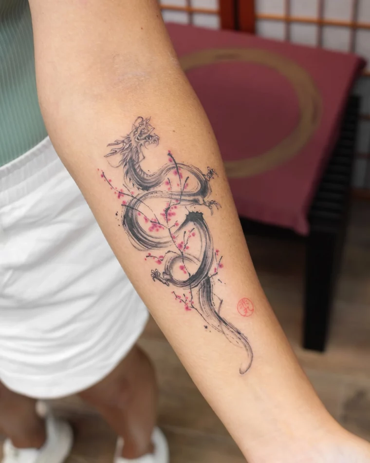 dessin discret tatouage bras femme petit dragon branches fruit arbre