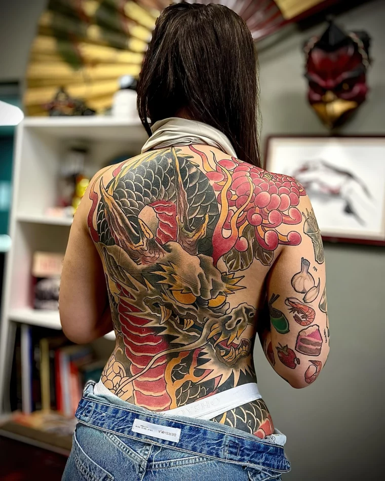 dessin dos entier motifs details ecailles tatouage dragon japonais femme​