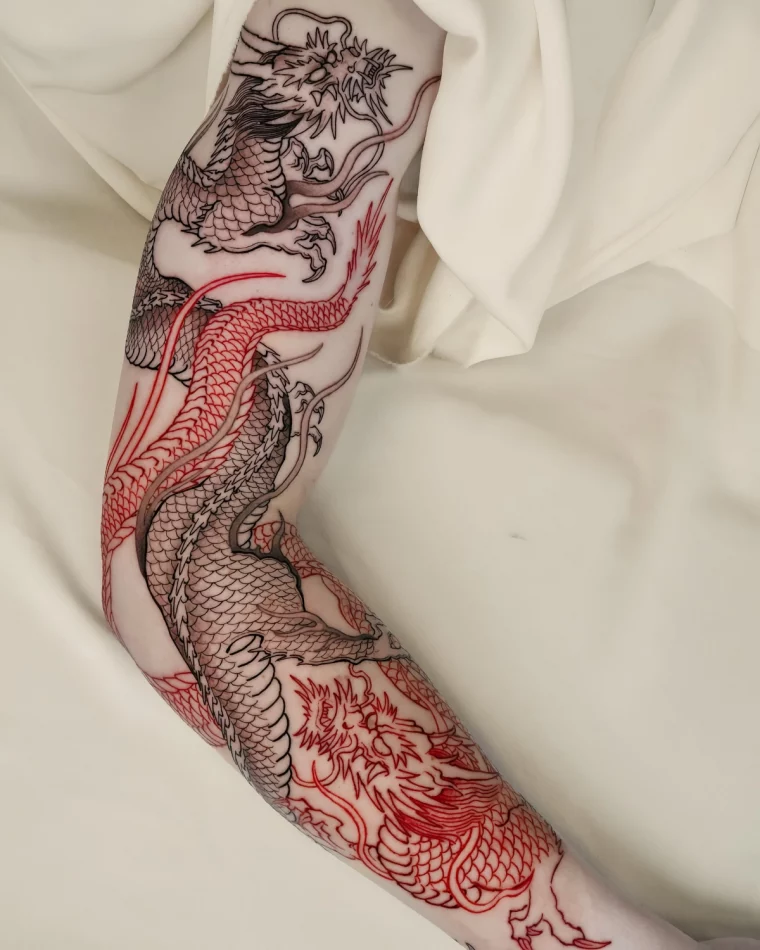 dessin dragon rouge et noir tatouage bras manchette homme femme