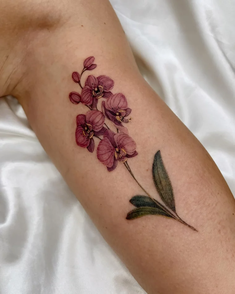 dessin en couleurs sur peau main petales rose violet feuilles vertes