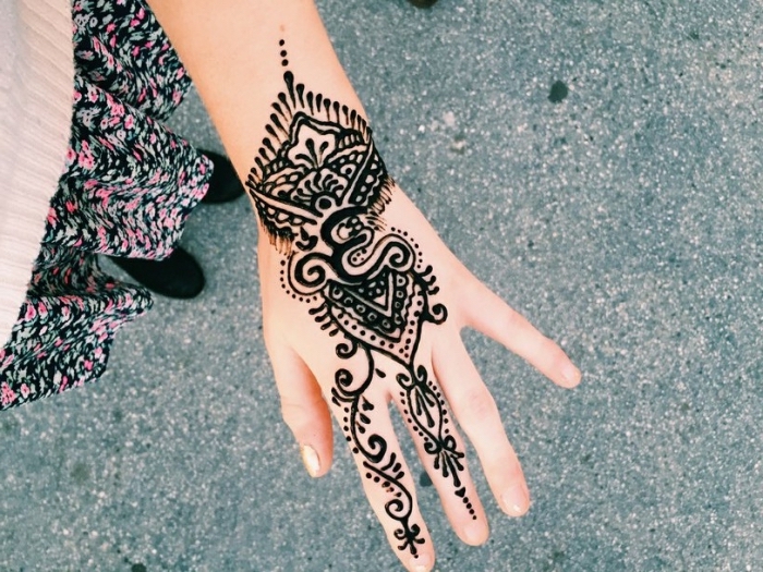 henné tatouage, art corporel pour femme, dessin au henné noir sur la main et les doigts pour femme