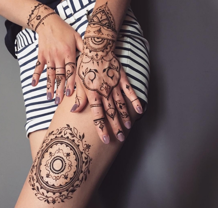 motif henné, tatouage temporaire pour femme, dessin sur jambes et mains aux motifs ethniques