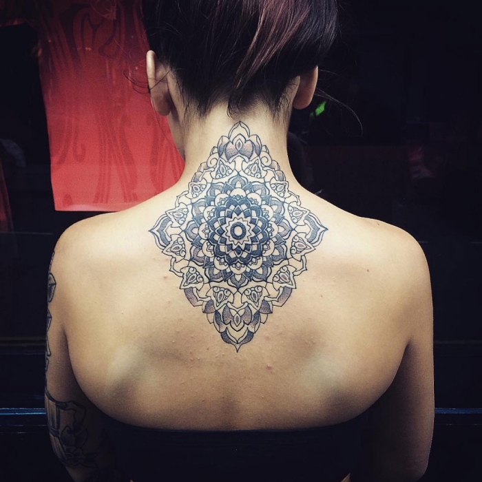 tatouage au henné, dessin au henné noir sur le dos, tatouage à design mandala florale pour femme