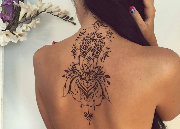 tatouage au henné, dessin sur le dos au henné noir à motifs floraux, tatouage temporaire pour femme