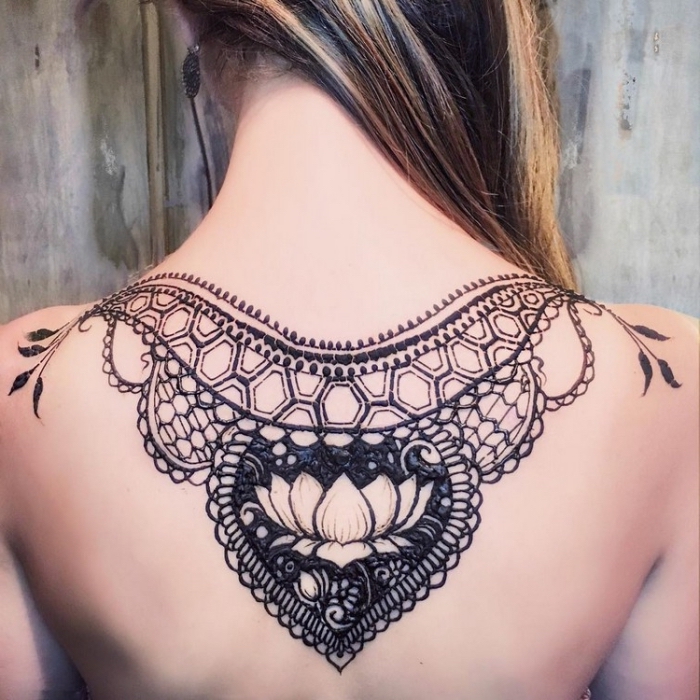 tatouage non permanent, idée comment choisir son tattoo temporaire, dessin sur le dos au henné noir