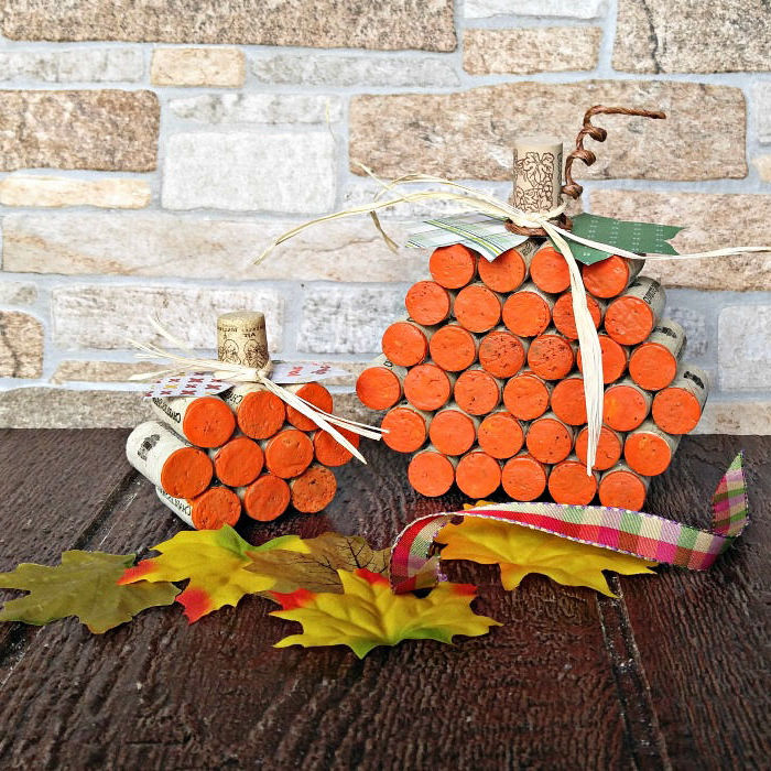 un bricolage automne avec des bouchons de liège récupérés pour réaliser une jolie citrouille décorative 
