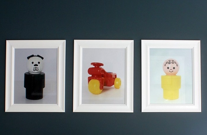 idée de déco chambre bébé a faire soi meme, photos de jouets mis dans des cadres blancs sur un mur gris