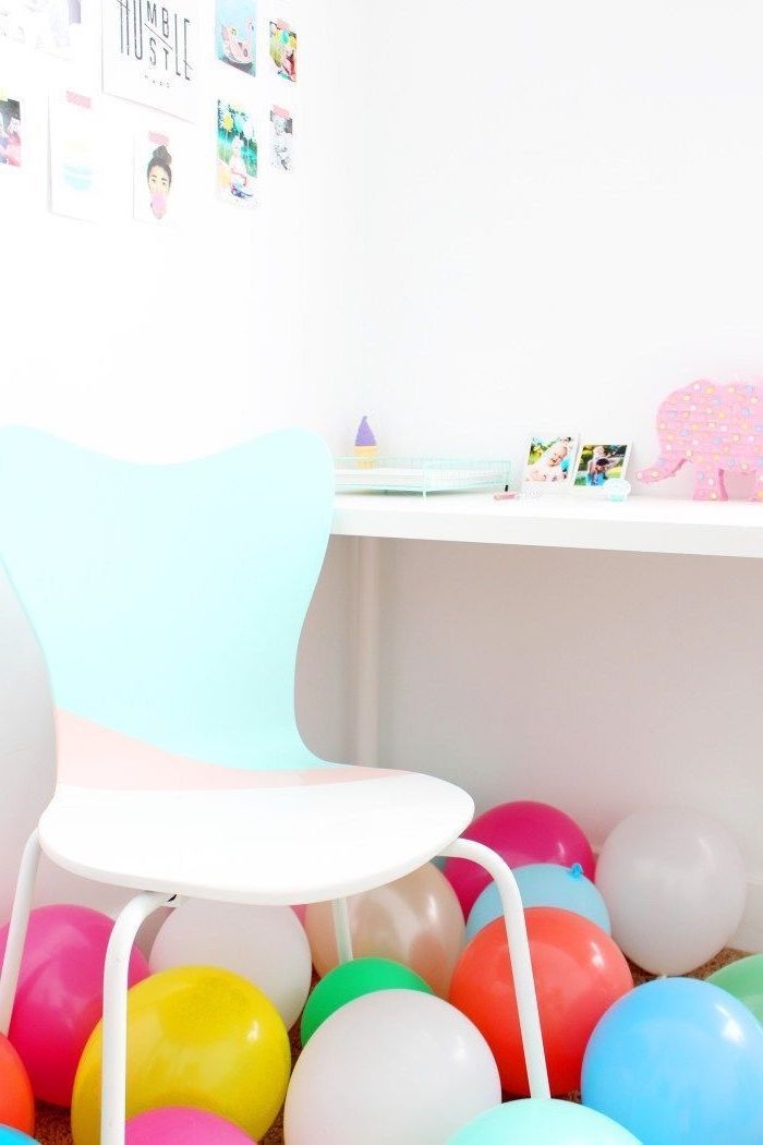 customiser un meuble avec de la peinture couleur pastel et des motifs graphique, chaise aux nuances pastel pour une déco de coin bureau douce et féminine