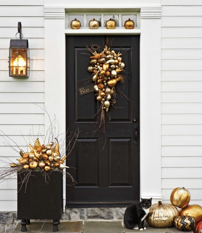 bricolage halloween, décoration de la porte d'entrée noir avec fruits et légumes peintes en or et orange, lanterne noire avec lampe jaune