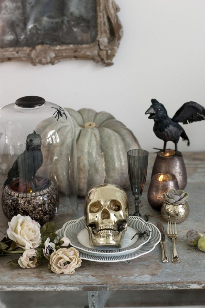 accessoire halloween, meubles vintages décorés avec citrouille grise et figurines d'oiseaux noirs pour Halloween