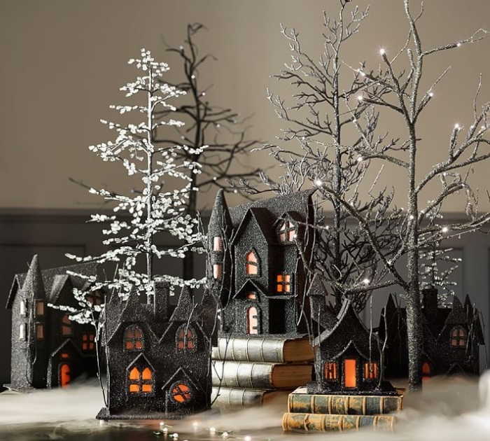 objet décoratif pour halloween, ville halloween avec maison noires et sapins blancs et noirs lumineux