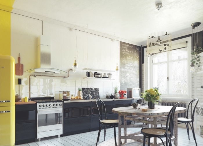 meuble scandinave, cuisine ouverte vers la salle à manger, déco de cuisine en blanc et noir avec meubles en bois