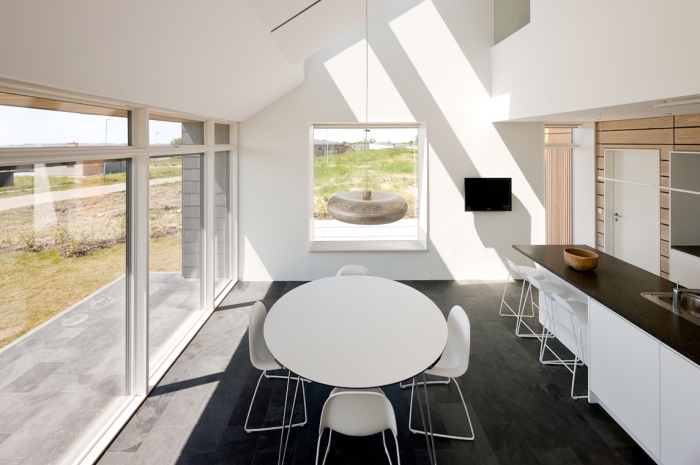 mobilier scandinave, cuisine blanche avec plancher au carrelage imitation béton gris anthracite et murs blancs