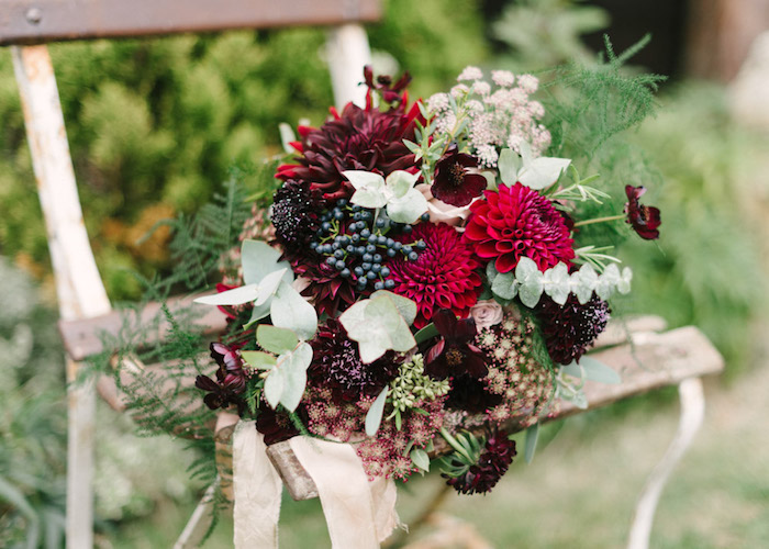 bouquet champetre coloré sur une chaise en bois vintage récup, idées décoration mariage à faire soi même