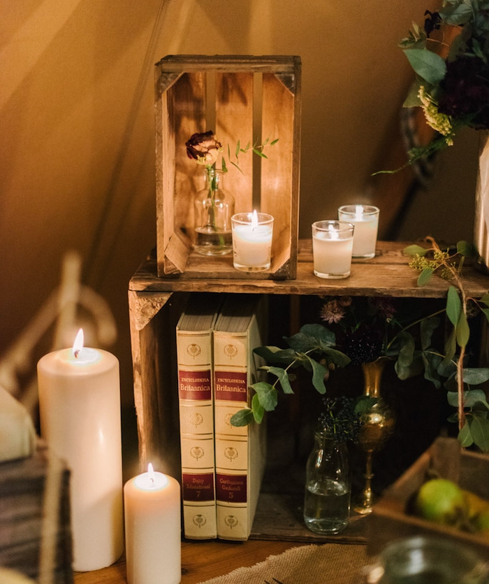 diy mariage simple, cagettes bois deco décorés de vieux bouquins, bougies blanches et soliflores, style champetre