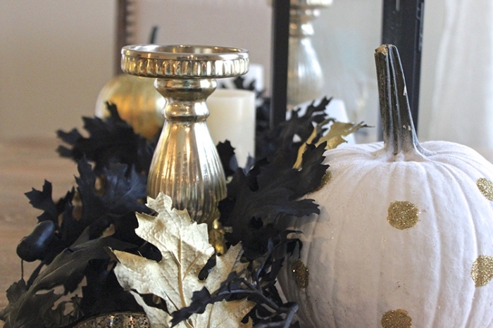 modele citrouille halloween, déco d'intérieur en noir et or, objets Halloween pour déco avec feuilles séchées et citrouille blanche