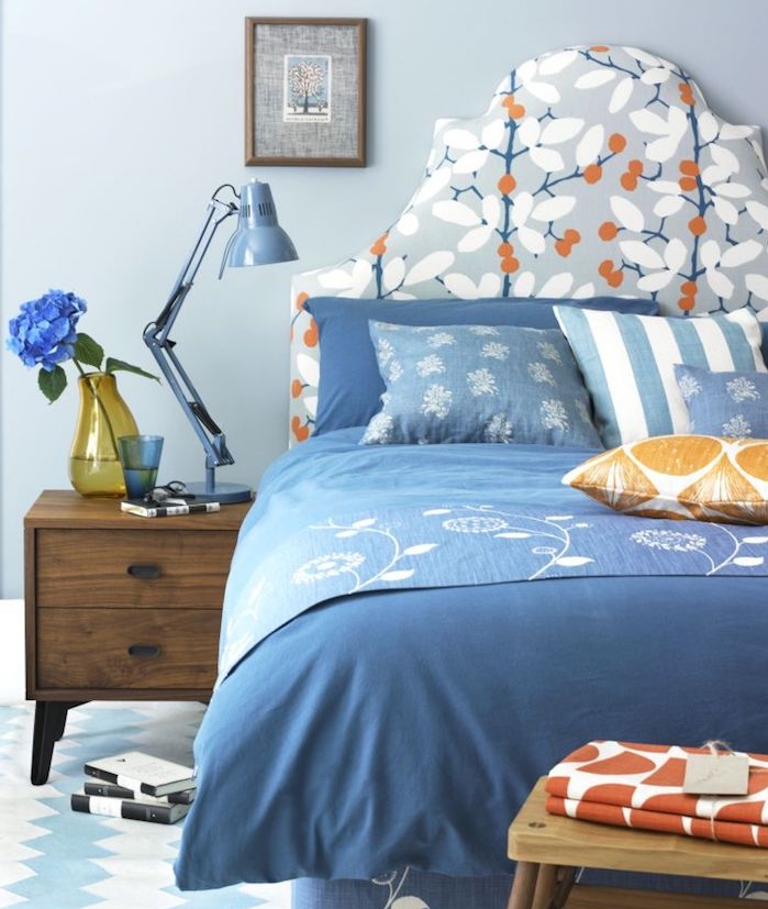 comment décorer sa chambre en bleu, mur couleur bleu clair, linge de lit bleu et blanc, petits accents orange, table de nuit bois