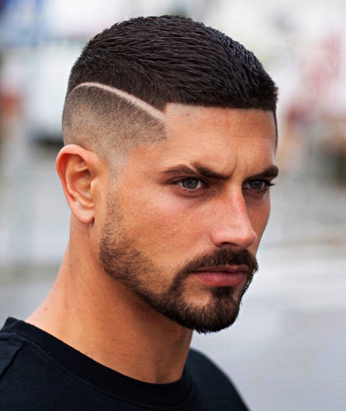 coupe masculine aux côtés rasés, coupe de cheveux homme dégradé court avec trait, coupe de cheveux homme tendance avec dégradé 