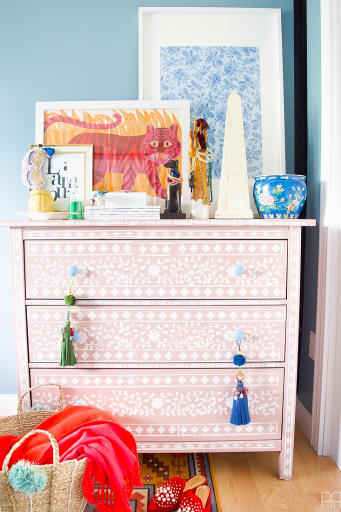 diy chambre, comment repeindre un meuble en rose avec des motifs pochoir blancs, imprimé floral, pampilles, accessoires decoratifs originaux