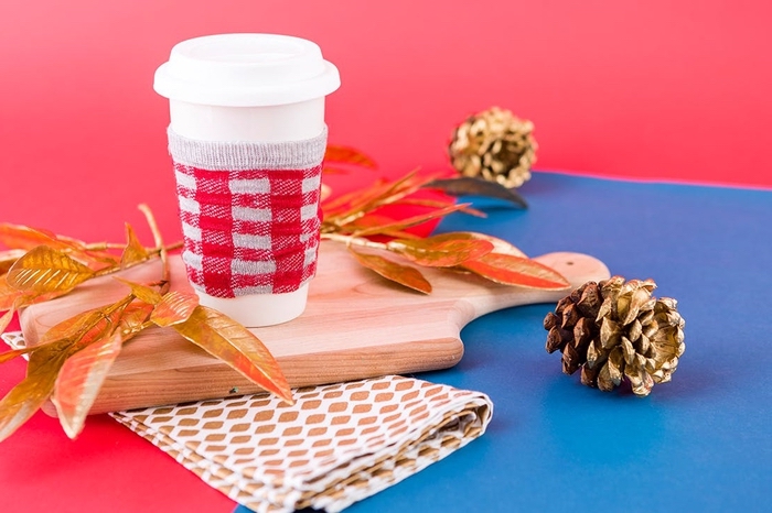 un manchon pour tasse à café réalisé avec une chaussette, une activité manuelle pour l'automne dans l'esprit récup