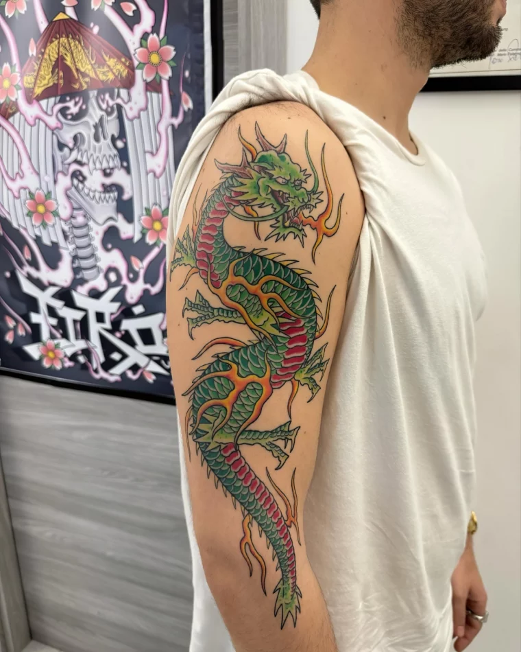 dragon vert rouge ecailles flammes griffes corps serpentiforme tattoo homme
