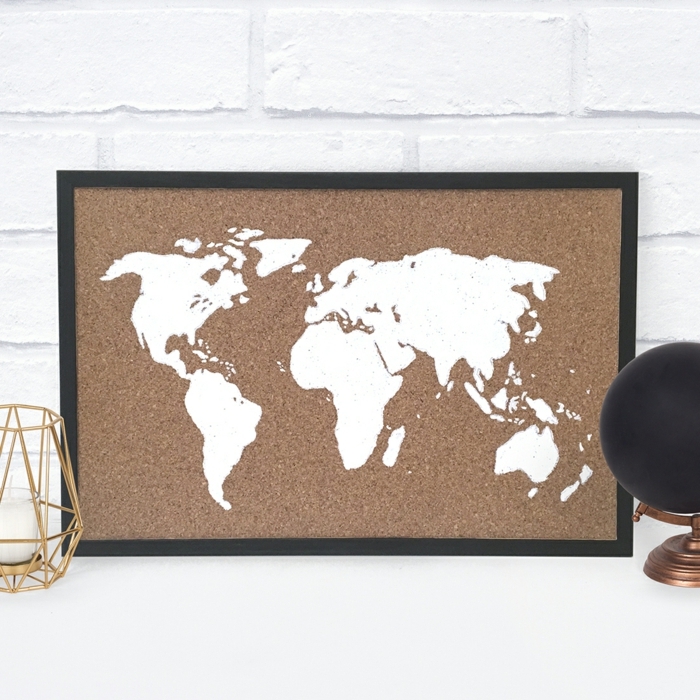 décoration de chambre avec tableau de liège carte du monde peinte sur tableau de liège idée originale belle déco de chambre