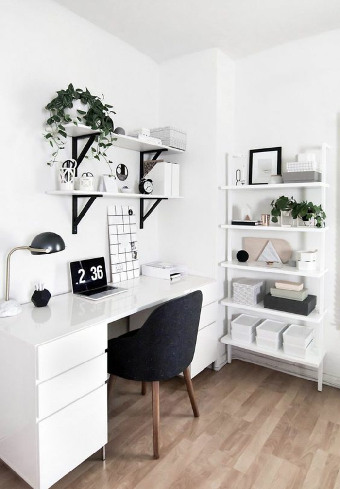 chambre de 9m2, bureau blanc avec calendrier électronique, étagères avec des plantes vertes, espace de rangement en métal blanc, sol recouvert de bois PVC en couleur taupe