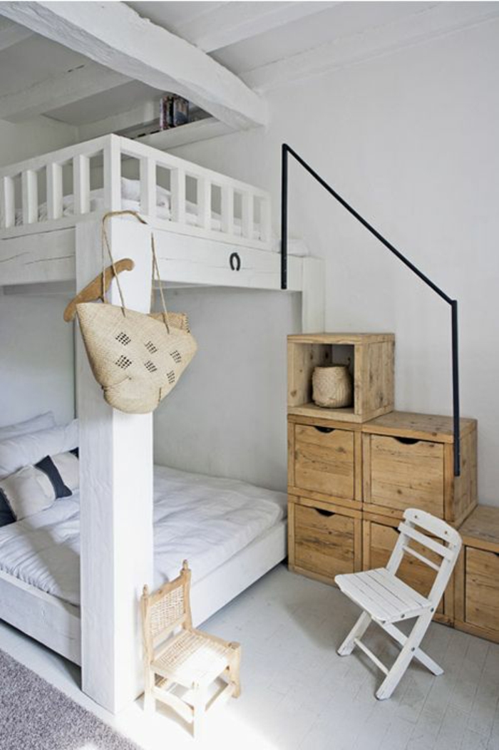 aménager une chambre de 10 m2 sur deux niveaux, en blanc et marron clair, cases de rangement recyclées, avec deux chaises en blanc et marron, plafond en poutres blanches, avec tapis gris clair vintage