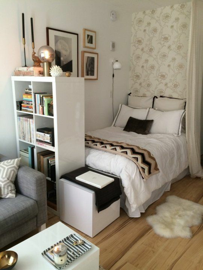 chambre de 9m2 deco petite chambre adulte avec meuble en blanc pour séparer l'espace, petite table basse en blanc, deux grands bougeoirs couleur argent et deux bougies noires