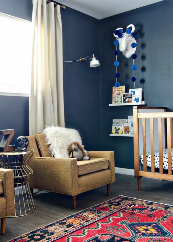 chambre bebe garcon murs en bleu canard avec étagère blanche ет décoration murale blanche avec des rideaux blancs