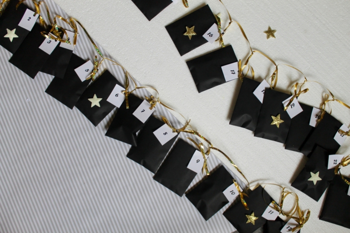 décoration de Noel amusante et créative, petits sacs en papier avec des numéros découpés