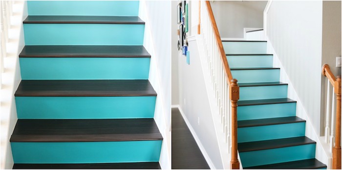 escalier repeint à effet ombré, couleur bleue et marches couleur noire, rampe en bois naturelle et peinture blanche, deco de cadres sur un mur