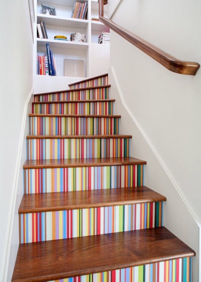 déco montée d escalier, stickers auticollants à motif rayures colorées et marches en bois, une bibliothèque blanche dans un mur