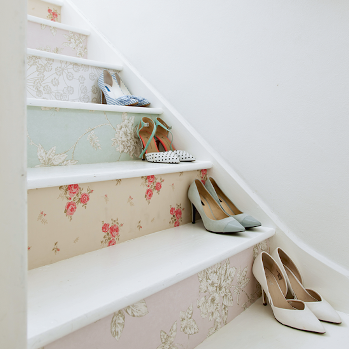 relooker un escalier d une touche shabby chic, decoration de contremarches de papier peint à motifs floraux, chaussures femme