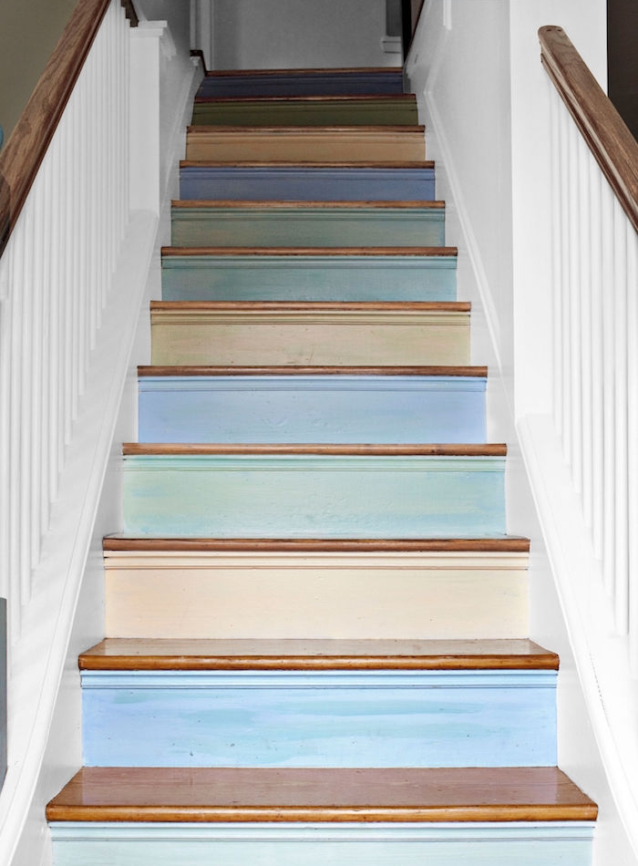 peinture escalier bois de tonalités pastel, bleu, vert et jaune, effet aquarelle, rambarde escalier blanche et main courante en bois marron