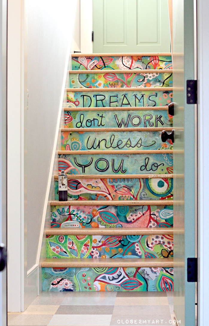 escalier repeint à la main à motifs floraux colorés, écriture en lettes noires, idée déco monee escalier haut en couleurs