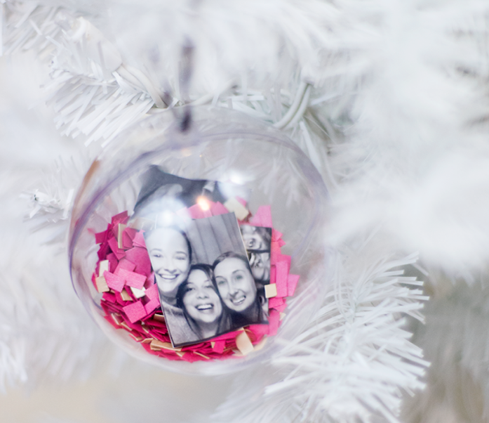 boule de noel en plastique transparente à décorer de paillettes rose, photo meilleures amies sur un sapin de noel blanc, activité manuelle noel