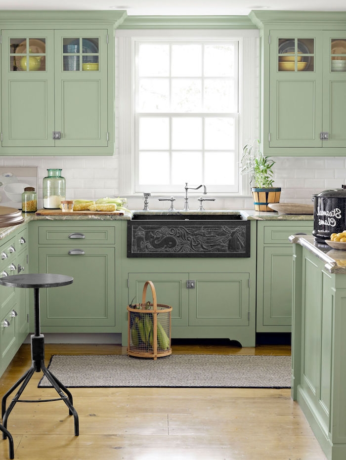 amenagement cuisine campagnarde avec facade meuble cuisine vert menthe, carrelage blanc, parquet bois clair, tapis gris 