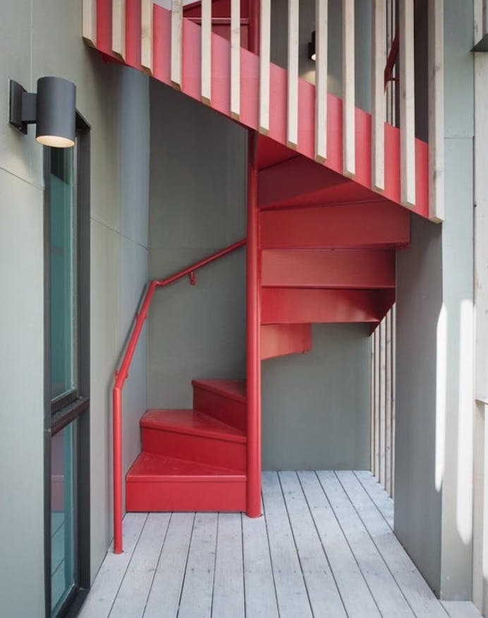 peinture escalier rose appliquée sur un escalier helicoidal, peinture murale grise et plancher gris clair