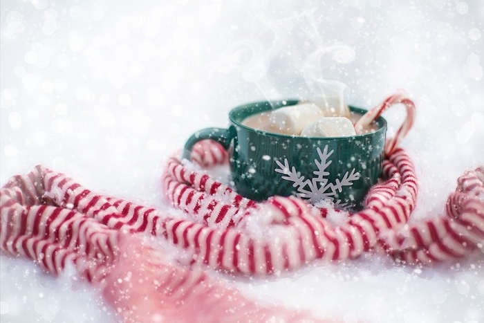 idée boisson chocolat chaud et guimauves marshmallow, tasse verte décorée d un flacon de neige blanc, écharpe en blanc et rouge, fond blanc, imitation flacons de neige, wallpaper noel