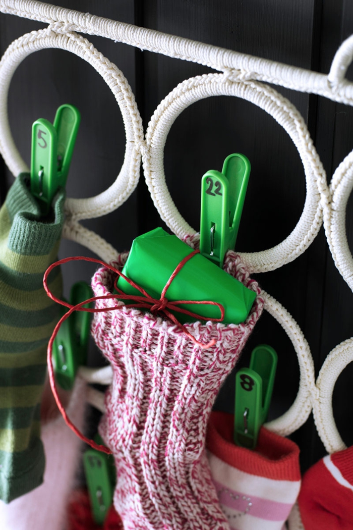 fabriquer calendrier de l'avent facile, chaussettes mauves et pinces à linge verts