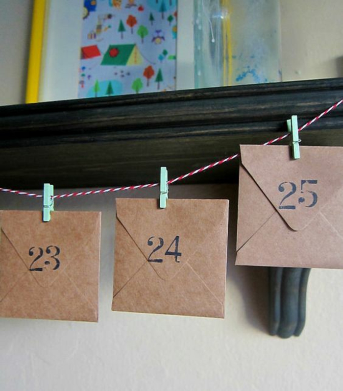 fabriquer un calendrier de l'avent, une ficelle, corde et des enveloppes attachées 