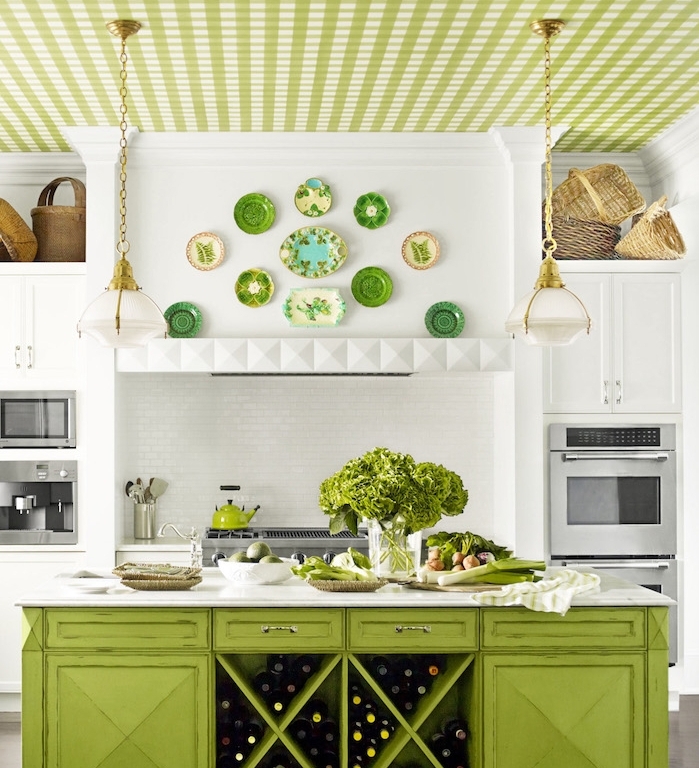 cuisine campagne chic avec facade meuble blanc, électroménager inox encastré, ilot central vert, vaisselle décorative et plafond vert, paniers décoratifs