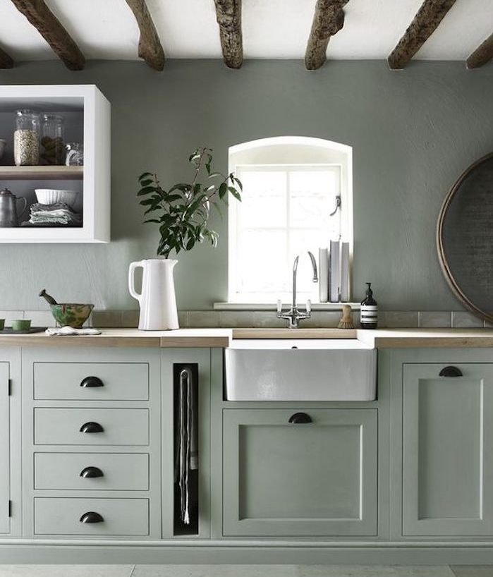 cuisine vert celadon avec plan de travail en bois et lavabo blanc, étagère ouverte blanche, poutres apparentes