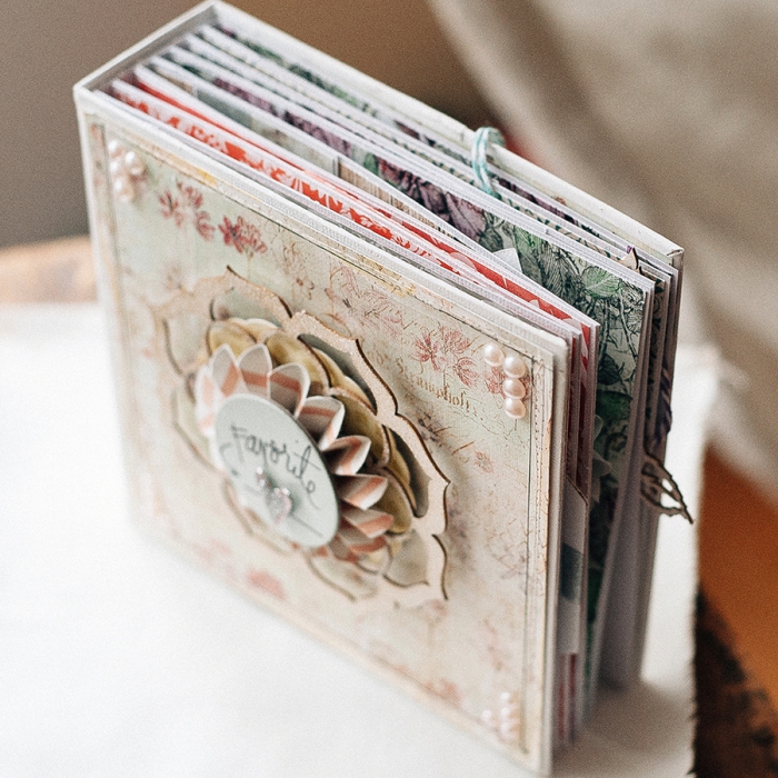 modèle d'album personnalisé mariage, album photo à couverture vintage de design florale et perles rose pâle