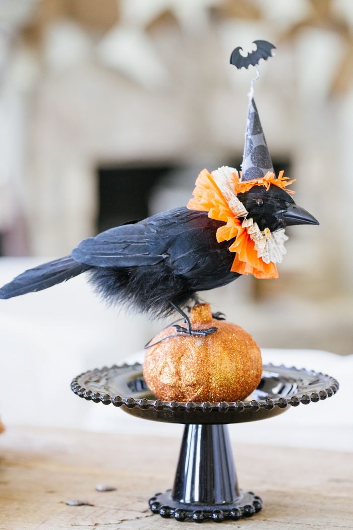 accessoire décoratif pour Halloween avec figurine oiseau artificiel noir et petite citrouille orange sur base plate noire