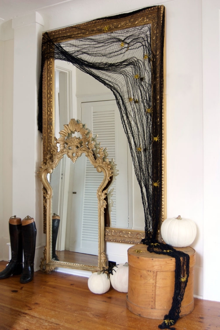 activité manuelle halloween, déco chambre à coucher avec grand miroir au cadre doré couvert de tissu noir comme toile d'araignée
